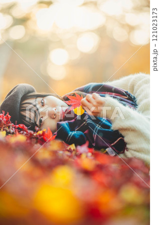 紅葉と若い女性 121023173