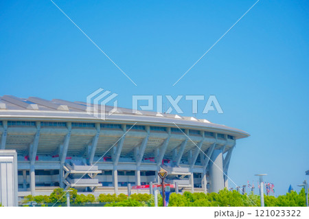 スタジアムの側面と青い空 スタジアムの側面と青い空 121023322