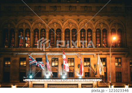 歴史的建築物とカナダ国旗 121023346