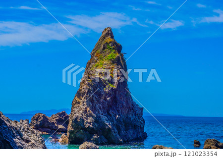 青い海と岩礁 121023354