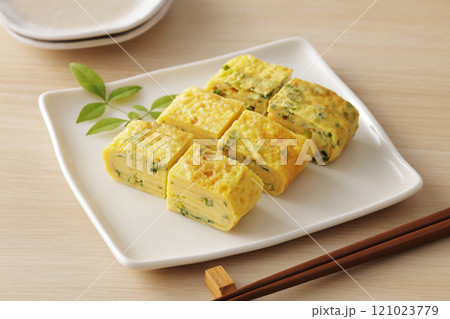 美味しそうな葱入りのだし巻き卵 美味しそうな葱入りのだし巻き卵 121023779