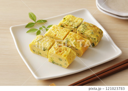 美味しそうな葱入りのだし巻き卵 121023783