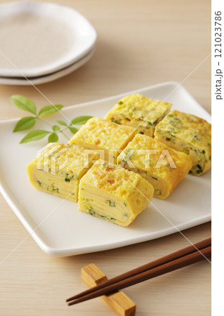 美味しそうな葱入りのだし巻き卵 121023786