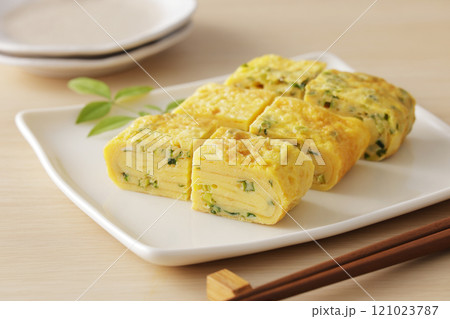 美味しそうな葱入りのだし巻き卵 美味しそうな葱入りのだし巻き卵 121023787