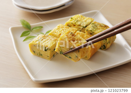 美味しそうな葱入りのだし巻き卵 121023799