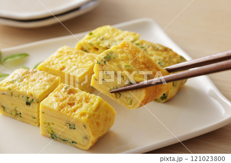 美味しそうな葱入りのだし巻き卵 121023800