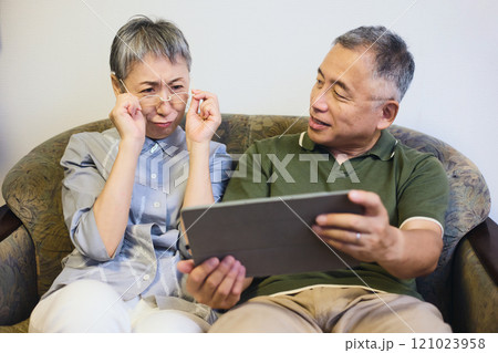 老眼でタブレットがよく見えない祖母と祖父 老眼でタブレットがよく見えない祖母と祖父 121023958