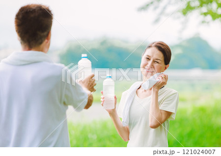 水分補給するシニア夫婦 水分補給するシニア夫婦 121024007