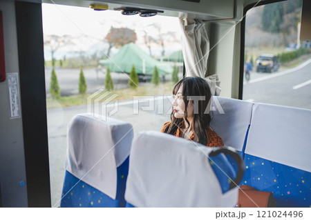 バスに乗って窓の外を眺める若い女性 バスに乗って窓の外を眺める若い女性 121024496