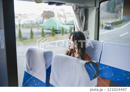 バスに乗って窓の外を眺める若い女性 バスに乗って窓の外を眺める若い女性 121024497