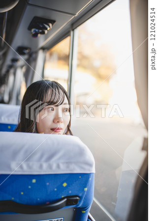バスに乗って窓の外を眺める若い女性 バスに乗って窓の外を眺める若い女性 121024514