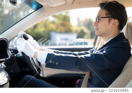運転する男性ドライバー 運転する男性ドライバー 121025043