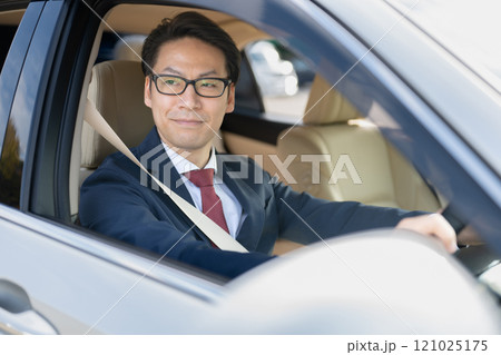 車に乗るビジネスマン 121025175