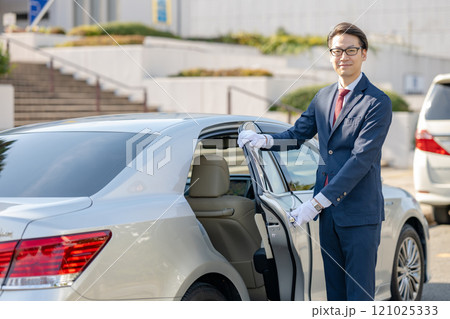 車のドアを開ける男性 121025333