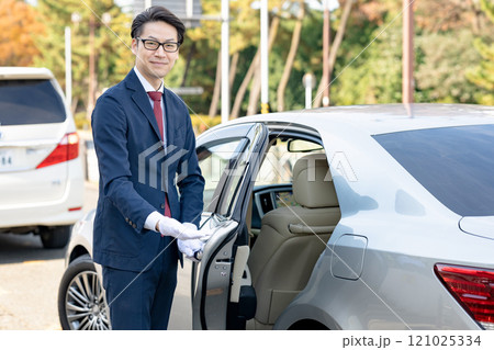 車のドアを開ける男性 121025334