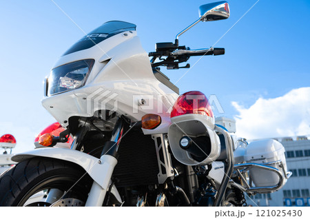 白バイ　バイク　青空 121025430