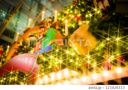 クリスマスの飾りとライト 121026313