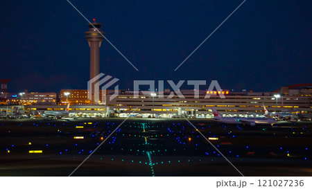 夜の羽田空港国際線ターミナル駐機場 121027236