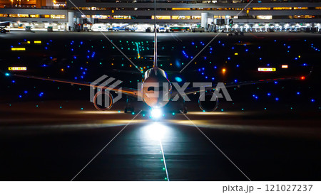 夜の羽田空港国際線ターミナルの駐機場に着陸する飛行機 121027237