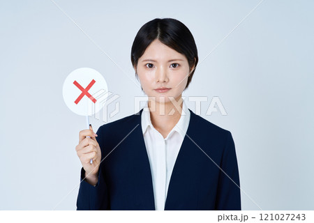 バツが描かれたプレートを持つスーツ姿の女性 バツが描かれたプレートを持つスーツ姿の女性 121027243