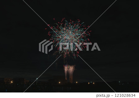 常滑焼まつり協賛花火大会の夜空に咲く花火の風景(愛知県) 121028634