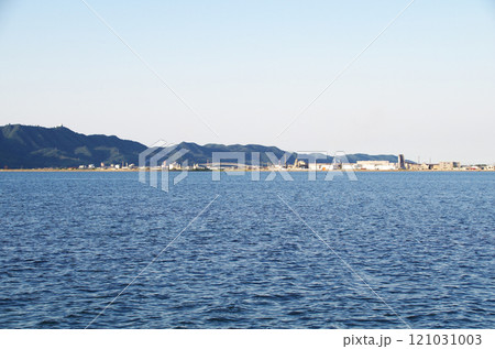 島根半島の山並みと中海と境水道大橋と江島大橋（通称ベタ踏み坂）を望む島根県松江市八束町江島周辺の風景 121031003
