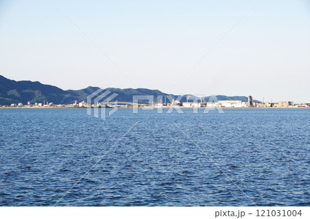 島根半島の山並みと中海と境水道大橋と江島大橋（通称ベタ踏み坂）を望む島根県松江市八束町江島周辺の風景 121031004