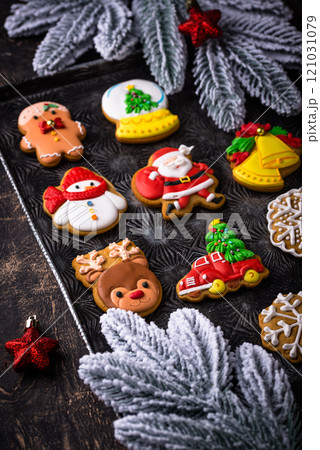 Christmas homemade gingerbread cookies with icing 121031079
