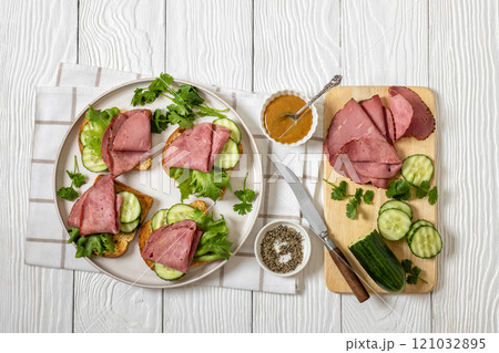 toast with corned beef and veggies, top view 121032895