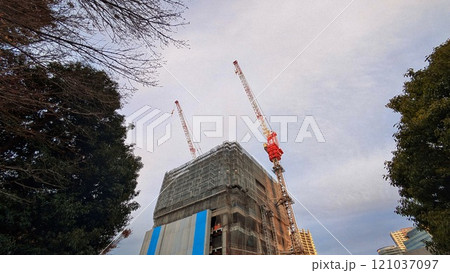 クレーンのあるビルの建設現場 クレーンのあるビルの建設現場 121037097