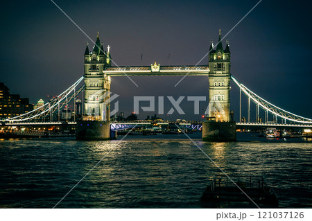 ライトアップされたロンドン塔橋 ライトアップされたロンドン塔橋 121037126