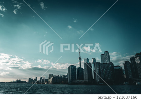 シルエットのトロントの夕暮れ 121037160