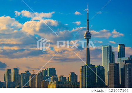 トロントのランドマークと青空 121037162