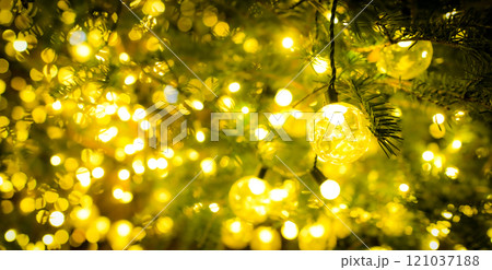輝くクリスマスイルミネーション 121037188