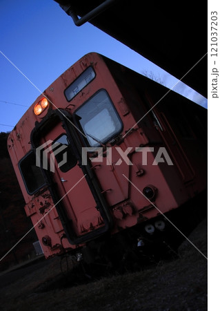 夕暮れ時のわたらせ渓谷鉄道_足尾駅にひっそりと佇む国鉄_足尾線時代の国鉄キハ30系気動車 121037203