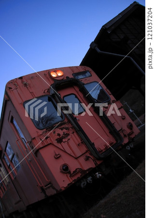 夕暮れ時のわたらせ渓谷鉄道_足尾駅にひっそりと佇む国鉄_足尾線時代の国鉄キハ30系気動車 121037204