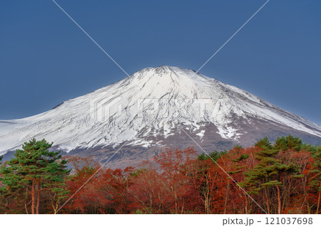 紅葉と冠雪した秋の富士山 道の駅 すばしり側 紅葉と冠雪した秋の富士山 道の駅 すばしり側 121037698