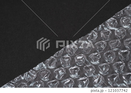 黒背景で衝撃吸収材の背景素材 黒背景で衝撃吸収材の背景素材 121037742