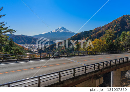 紅葉と冠雪した秋の富士山 富士見橋展望台 紅葉と冠雪した秋の富士山 富士見橋展望台 121037880