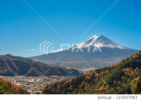 紅葉と冠雪した秋の富士山 富士見橋展望台 紅葉と冠雪した秋の富士山 富士見橋展望台 121037881