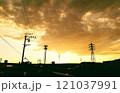 夕焼けに染まる空と鉄塔 121037991