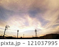 夕日に照らされる雲 121037995