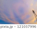 夕焼雲と鉄塔 121037996