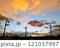 夕焼けに染まる雲 121037997