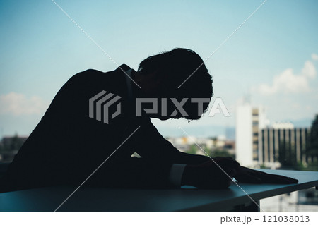 シルエットのビジネスマン（パワハラ・ストレス・悔しい・怒る・悲しい・辛い） 121038013