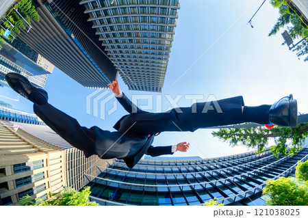 ジャンプするビジネスマン 121038025