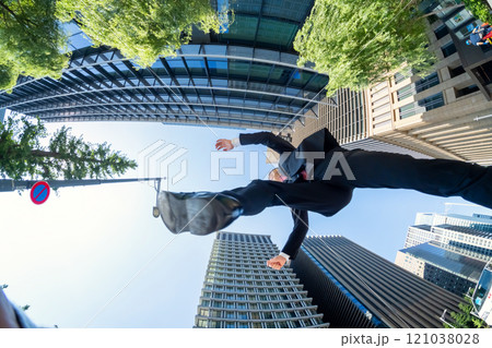 ジャンプするビジネスマン ジャンプするビジネスマン 121038028