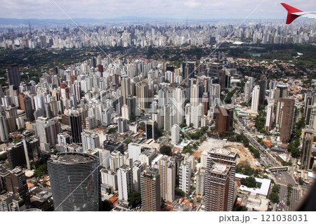 サンパウロの市街風景　空撮　ブラジル 121038031