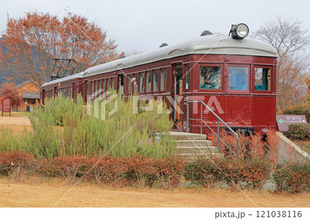 初冬の安曇野ちひろ公園 121038116