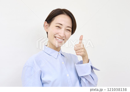 女性 グッドサイン 白背景 女性 グッドサイン 白背景 121038138